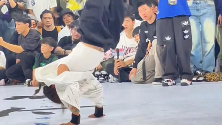 หนูน้อยวัย 7 ขวบเต้นเบรกแดนซ์ในรายการแข่งขัน เล่นท่าสุดโหดจนคนทั้งฮอลล์ตะลึง! สุดยอดจริงๆ!