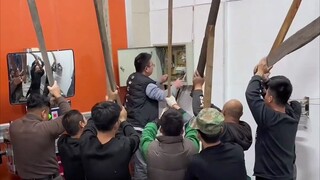 عند مواجهة أمور تضر بك، لا تتسرع، بل قم مباشرة بتأجيج التناقض وتعكير المياه.