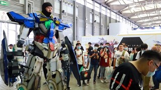 Debut Pameran Komik Gundam 2,6 meter buatan tangan