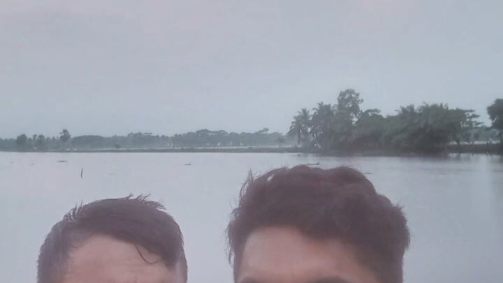 নদীর পাড়ে ঘুরতে গেলাম