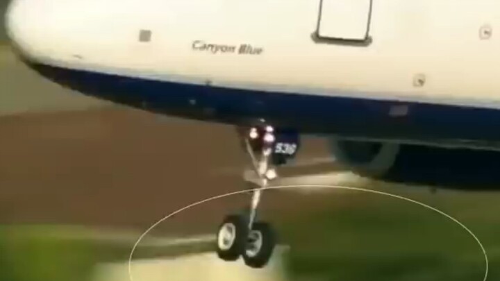 Khoảnh khắc thót tim khi bánh trước máy bay gặp sự cố lúc hạ cánh