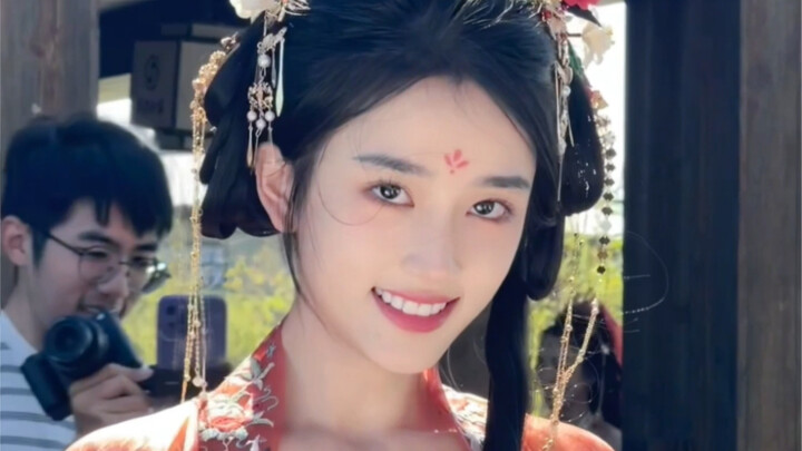 คุณลุงที่เดินผ่านมาเห็นแล้วก็อดใจไม่ไหว หยิบโทรศัพท์ขึ้นมาถ่ายรูป