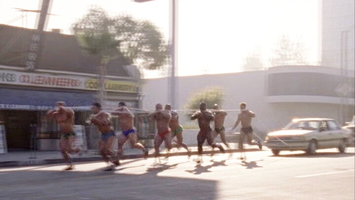 หนุ่มกล้ามโตทั้งหลาย! ลากรถวิ่งกันเลย!