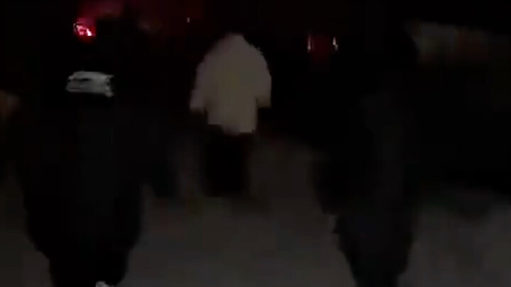 Phóng một quả pháo hoa, cả làng im bặt.