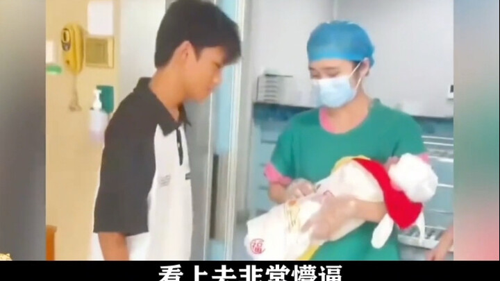 الإنجاز المبكر: لم تفتح عينا الطفل حتى بدأ حياته بانهيار كامل!