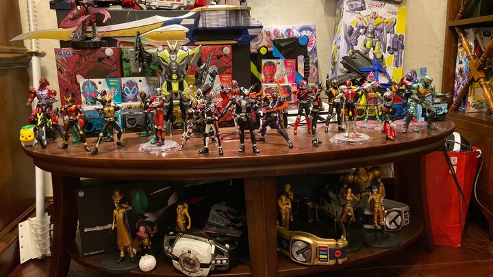 Kehidupan seperti apa yang akan Anda jalani jika Anda memiliki tiga lemari besar mainan Kamen Rider?