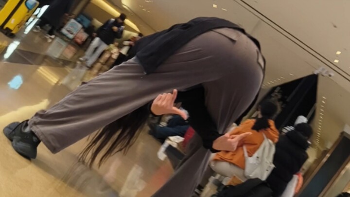 成都太古里地铁来了个马可波罗学姐，叠被动失败，瞬间红温开大五杀！