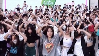 [Bernyanyi dan menari] sedang bersemangat! Bagian refrainnya yang terakhir sangat keren! ! Tarian Ac