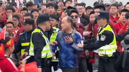 ชาวจีนใส่เสื้อทีมญี่ปุ่นถูกทักทายกันยกใหญ่