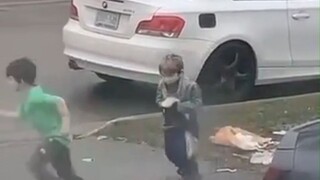Dua bayi manusia yang penuh kasih sayang mengambil sigung yang ada di pinggir jalan dan membawanya p