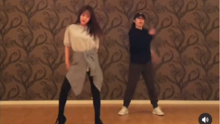 Former SM trainee Hina performed a cover of AlliWannado. Her figure and dancing skills are amazing!!