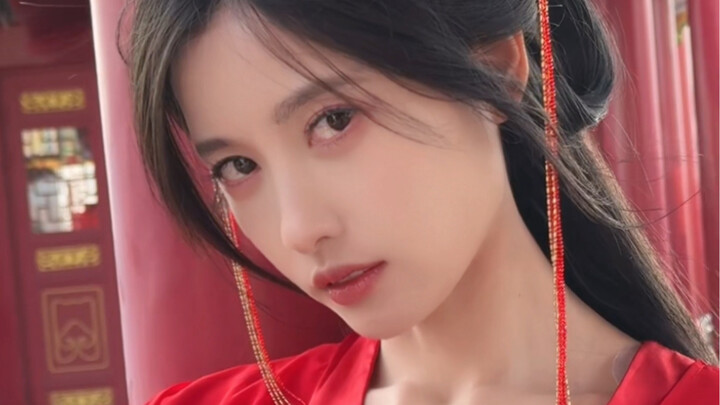 Cukup dari postur berdirinya saja sudah terlihat betapa kuatnya dia.