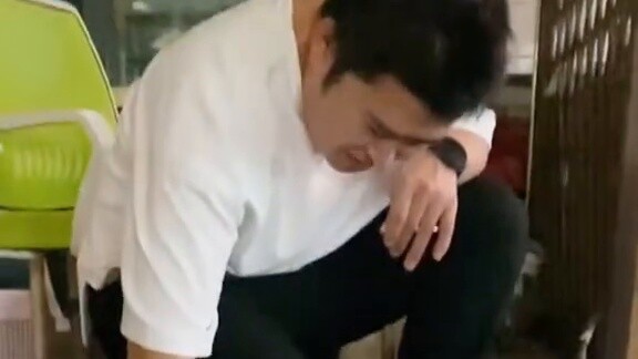 ขณะที่เจ้านายจุดบุหรี่ ลูกหมาก็ถูกล้อ พอพ่อเห็นก็รีบสูบบุหรี่แล้วเข้ามาปกป้องลูกหมา~