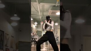 cho Yi Hyun dancing