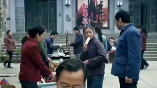 父亲撞见女儿买冰棍，女儿却说没出门，竟是失散双胞胎