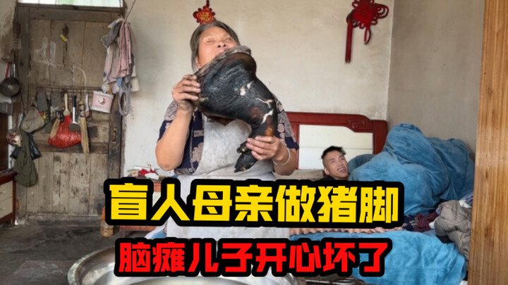 Cảm động! Người mẹ mù làm món chân giò, cậu con trai bị bại não vui sướng tột độ!