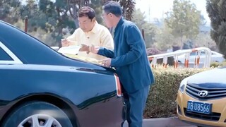 "Người lái xe taxi đã đâm vào phía sau một chiếc xe hơi sang trọng, và phát hiện ra rằng chiếc xe ki