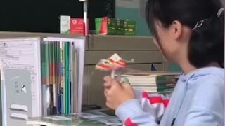 หัวหน้าชั้นเรียนควรตรวจสอบว่าในแต่ละชั้นเรียนมีนักเรียนที่เป็นจุดสนใจของชั้นเรียนอยู่เสมอหรือไม่