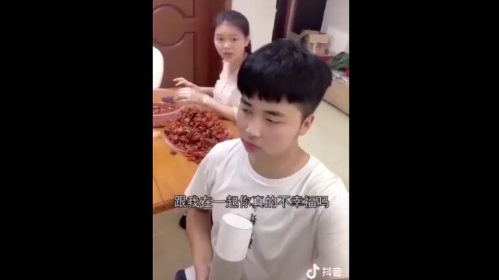 Cảm giác có một ông chồng “diễn sâu” là như thế nào? Vừa tức vừa buồn cười thật đó~ Mà hát cũng hay 