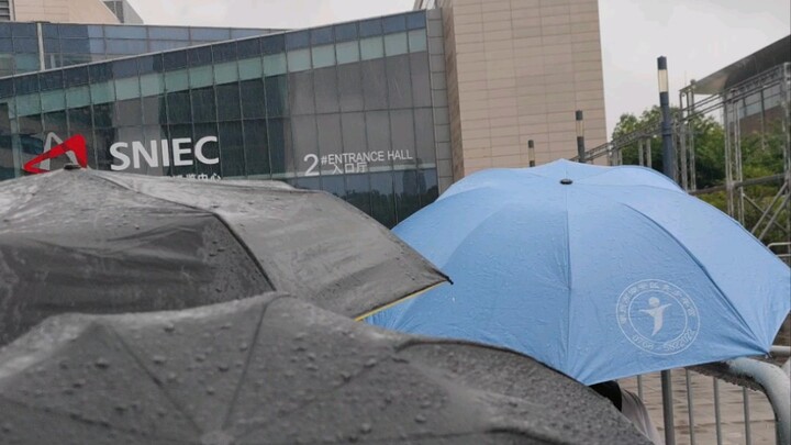 Fully Wet Version | I’ve Arrived at ChinaJoy 2023, But It’s Pouring Rain and the Exhibitors Won’t Le