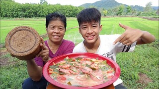 กิน ต้มยำกุ้งแซ่บๆ กลางนาบรรยากาศดีมากครับ