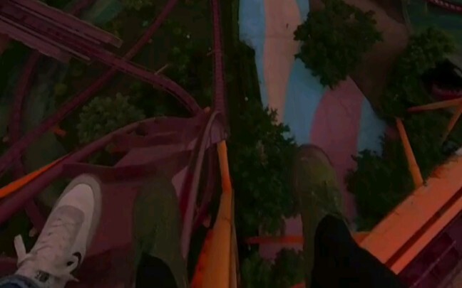 Cảm nhận góc nhìn thứ nhất của tàu lượn siêu tốc lúc hoàng hôn — bạn muốn cùng ai trải nghiệm trực t