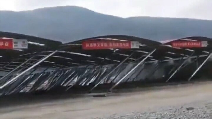 قديمًا كان الحريق يلتهم المعسكرات المتصلة، وحديثًا تطيّر الرياح الأكواخ المكدّسة!