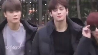 Các fan nam của Cha Eun-woo ơi, tôi chết vì cười mất!