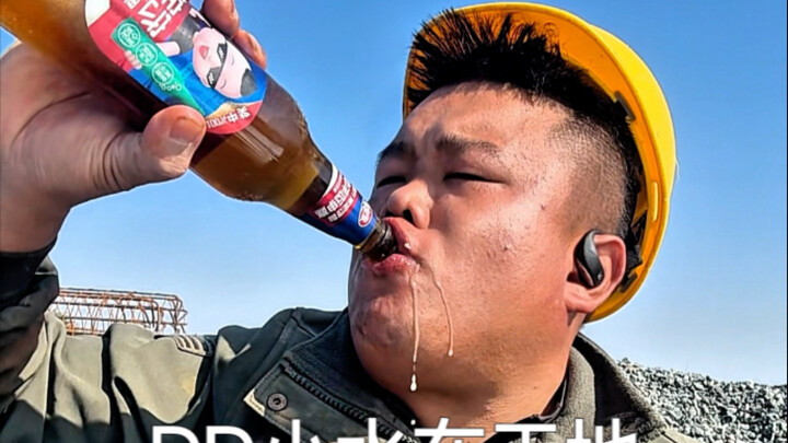 Hari ini makan nasi dengan daging dan paprika hijau plus sepotong daging besar!