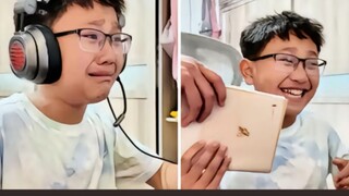 ด้านซ้ายคือการแสดงออกของเขาเมื่อเล่นเกม และด้านขวาคือการแสดงออกของเขาเมื่อดูหนังสือ เมื่อหนังสือถูกห