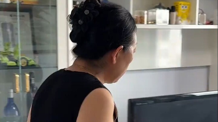 Mẹ tui nói chuyện thật là khoa trương.