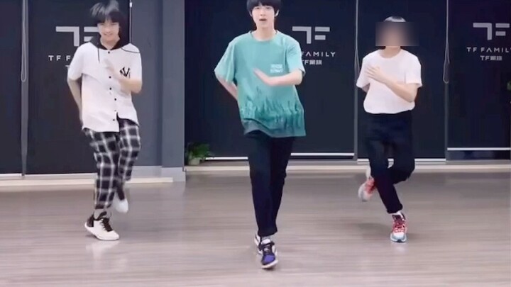 Zhu Zhu is handsome and extremely dancing to the favor of his senior brother. Haha, it's another day