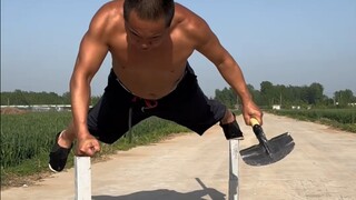 民间高手，一把铁锹舞出了水月禅杖的气势，中国10多亿找不出10个人能做到