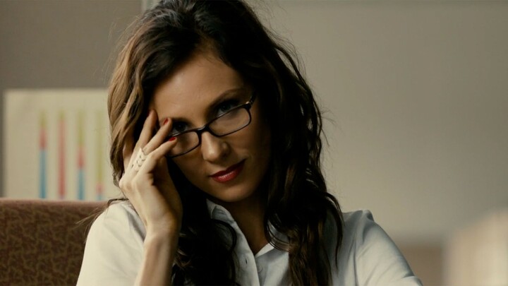 Pria cabul yang sedang mengintip seorang wanita cantik ketahuan, lalu setelah dipermalukan olehnya, 