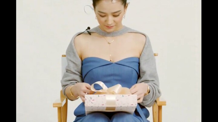 أنا كيم جي سو، أتمنى لكم عيد ميلاد مجيدًا وعامًا جديدًا سعيدًا.