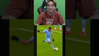 Aksi Keren Pemain BEK Sepak Bola menyelamatkan Gawang