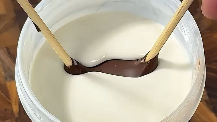 ช็อกโกแลตรูปสตรอว์เบอร์รีแบบนี้ คุณชอบกินไหม?