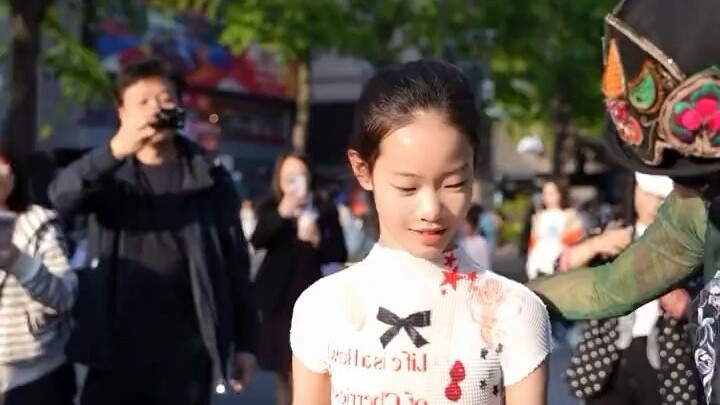 ครูหยางลี่ผิงเดินเล่นริมทะเลสาบซีหูอยู่ จู่ๆ ก็พบน้องสาวนักเรียนเต้นรำเข้าโดยบังเอิญ ในแววตาของท่านเ