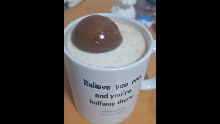 Xem chocolate tan chảy trong sữa nóng