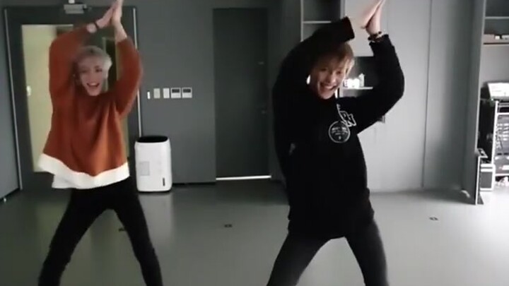 【WayV_WayV Bar】2019.12.21 Li Yongqin Instagram update: a dance clip featuring Xiao Jun & Yangyang