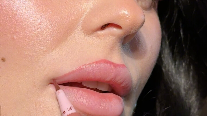 Son nước môi tạo hiệu ứng như “bút viền môi”