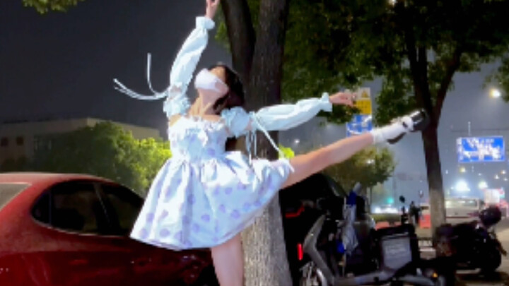 من أي فيديو تعرفتم عليّ؟ ذات يوم أردت أن أوثّق جمال الشباب، وصادف أن التقيت بكم في الطريق، فصارت الق