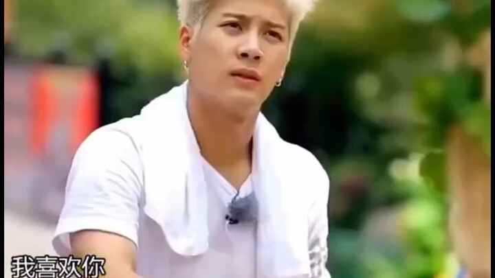 When it comes to looks, what’s a little height… Hahahahaha