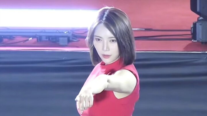 PSY's go-to backup dancer—what an amazing look!