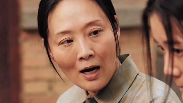 Mẹ gắp cho con gái một miếng thịt vào bát, nhưng cô bé lại sợ hãi nhìn sang bà ngoại bên cạnh! Hóa r