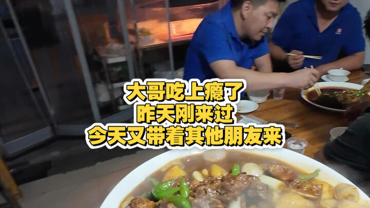 พี่ชายหลงรักไก่ทอดบ้านเรามากจริงๆ เมื่อวานเพิ่งมาทานไป ไม่คิดเลยว่าวันนี้จะกลับมาซ้ำเป็นรอบที่สอง พี