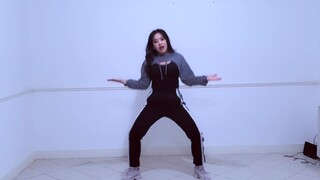 ซาเวจร้องเพลงและเต้นรำโดยมีไมค์เปิดอยู่