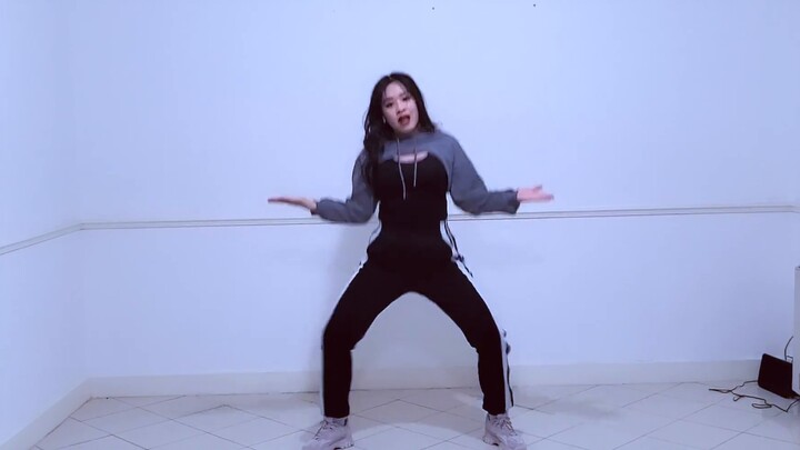 ซาเวจร้องเพลงและเต้นรำโดยมีไมค์เปิดอยู่