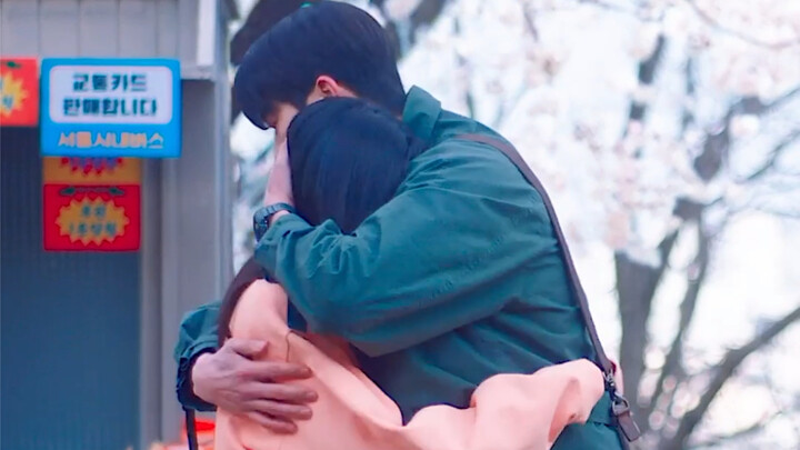 Vừa rơi nước mắt, vừa ôm chặt lấy tôi