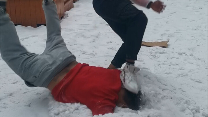 الشاب قام فجأة بأداء حركة WWE الكبرى في الثلج، إنه مثير للغاية!
